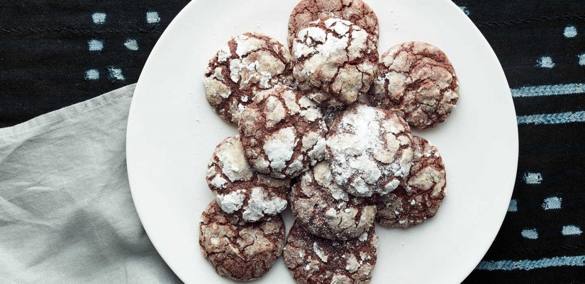 Chocolate Crinkle Cookies With Powdered Sugar
