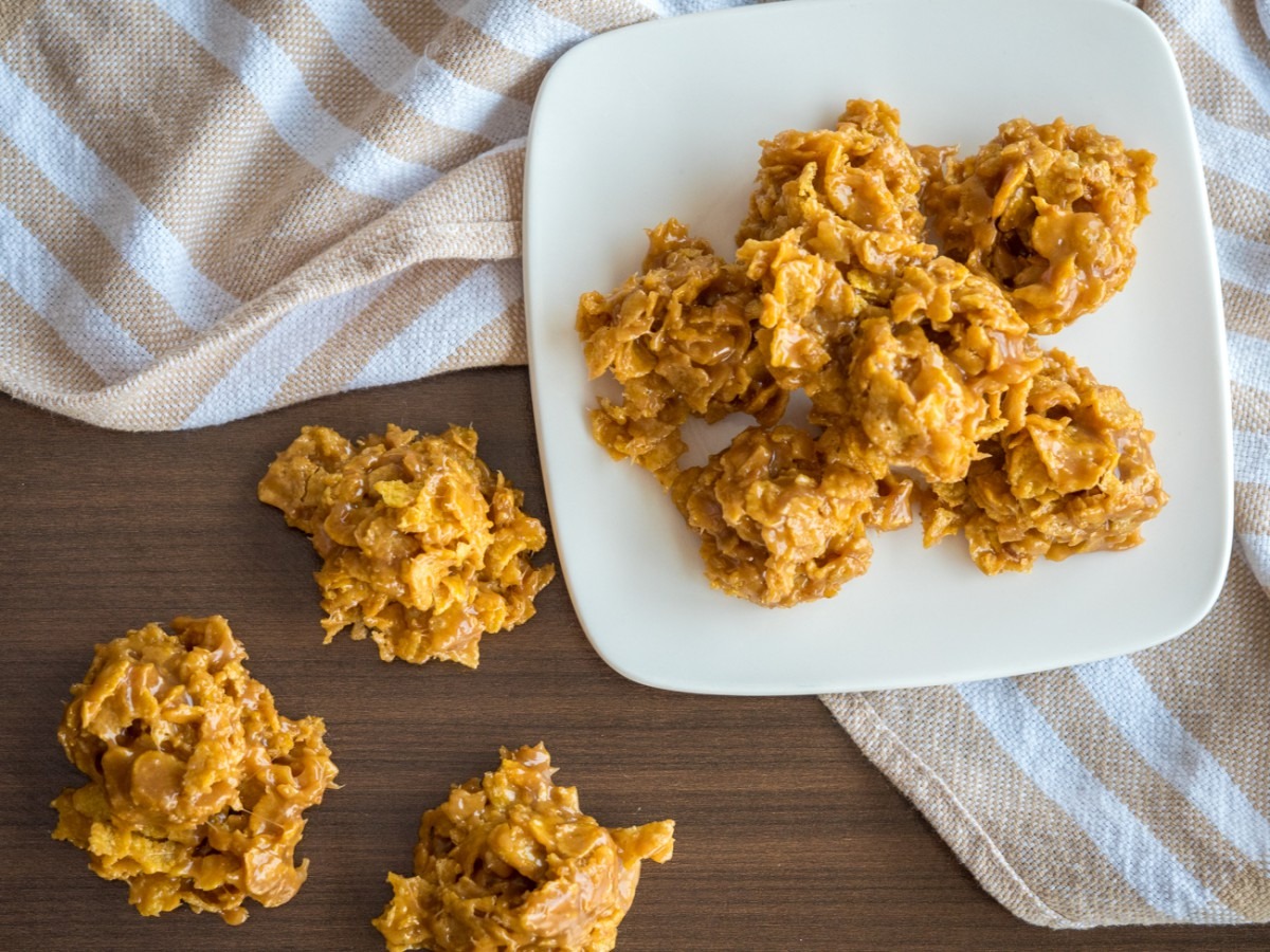 Crunchy Peanut Butter Cornflake Cookies â 12 Tomatoes