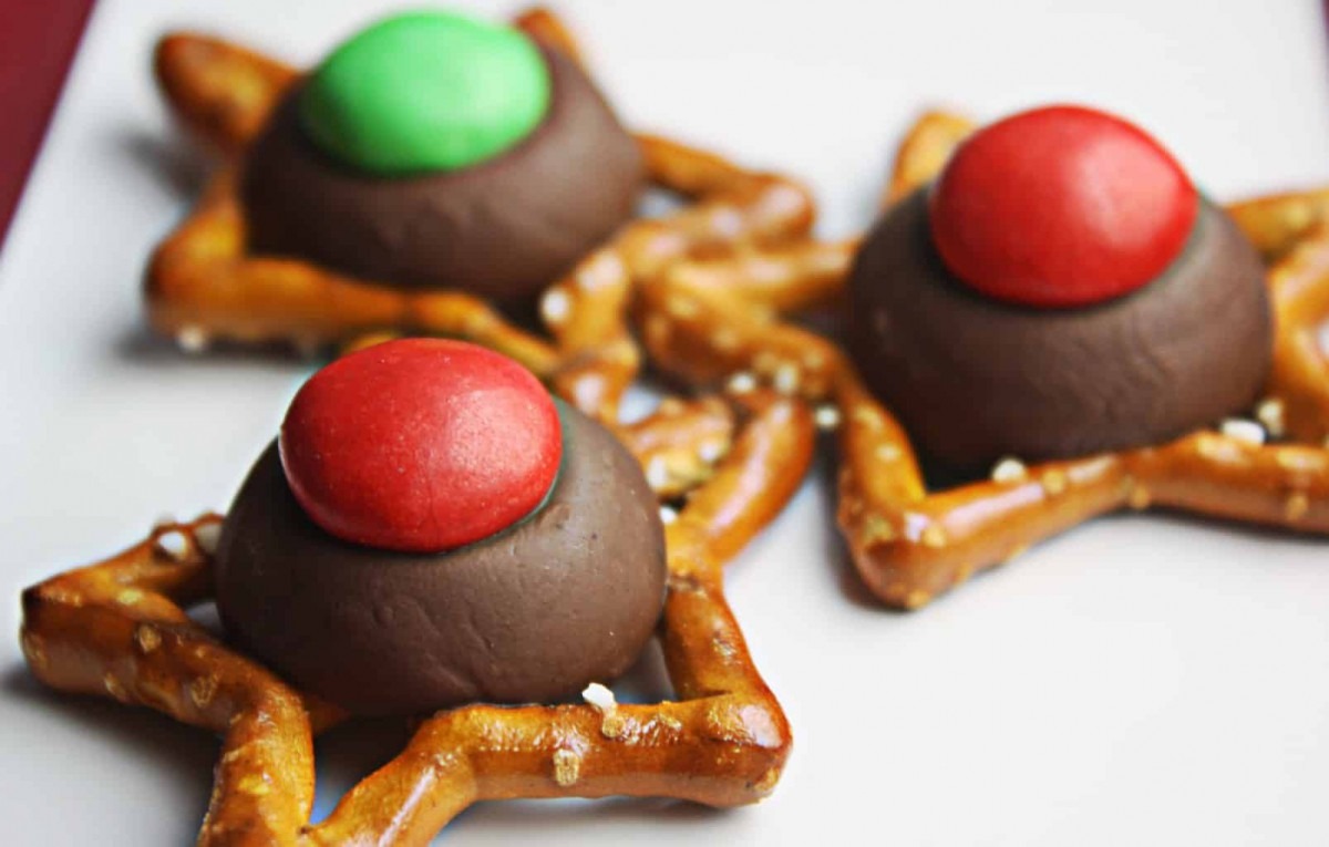 Easy Christmas Cookies With Holiday Pretezels â¢ The Wicked Noodle