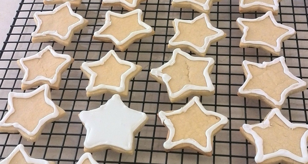 Make Sugar Cookies And Decorate With Wilton Color Flow Icing