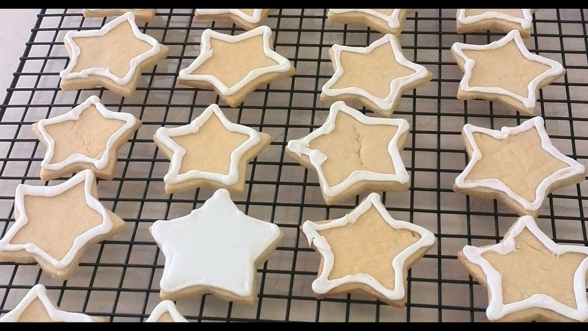 Make Sugar Cookies And Decorate With Wilton Color Flow Icing