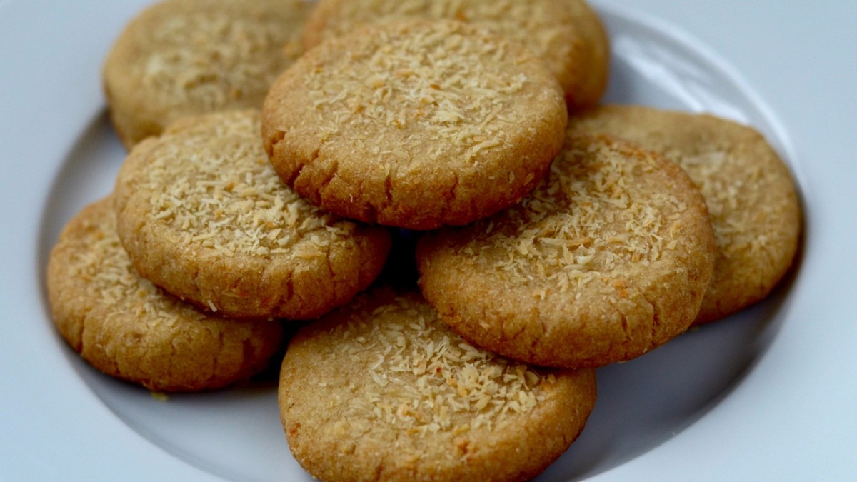 Eggless & Healthy Whole Wheat Coconut Cookies