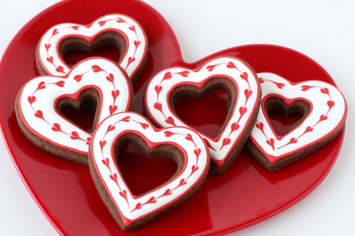 Simple Heart Valentine's Cookies {decorating How
