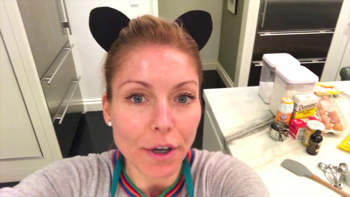 Kelly Ripa Bakes Cookies At Home